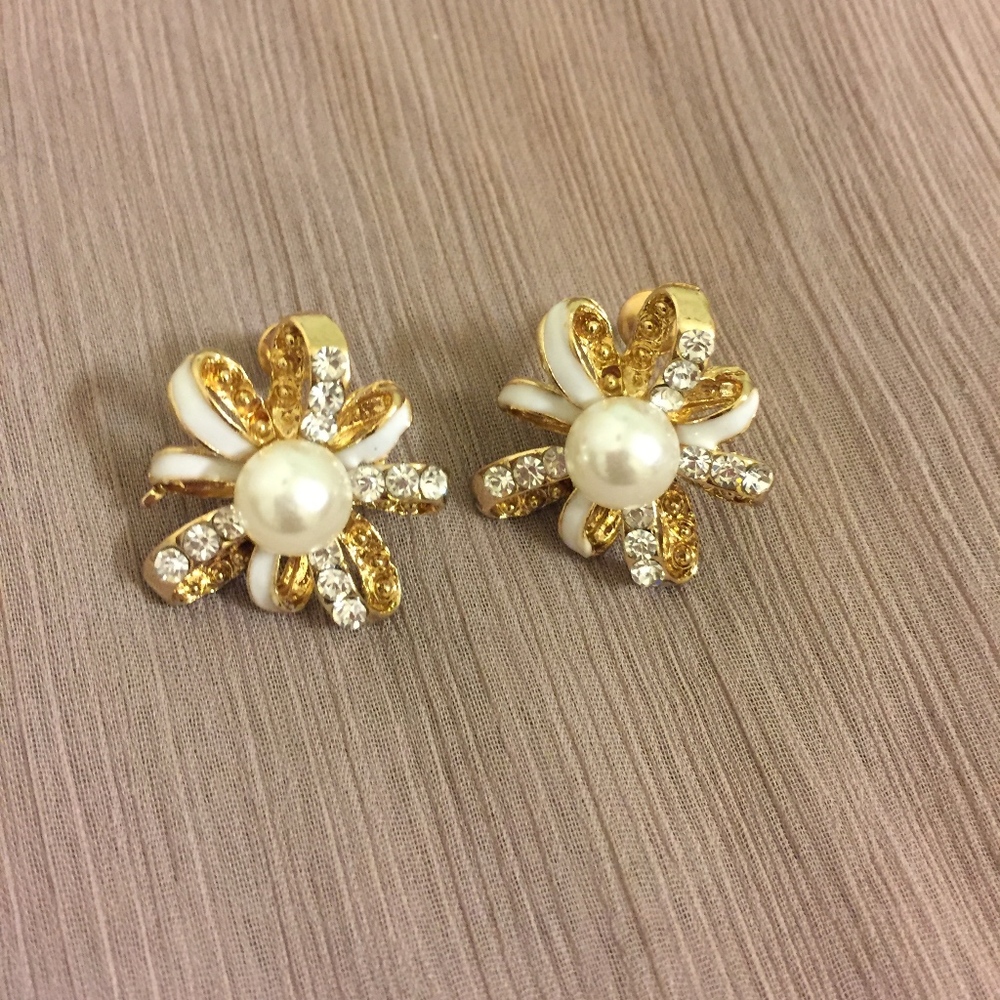 Flower shape pearl earrings - Picture 2 of 4